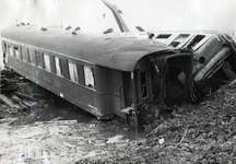 807623 Afbeelding van enkele rijtuigen van de ontspoorde trein DM 80670 (Hannover-Hoek van Holland) met Britse ...